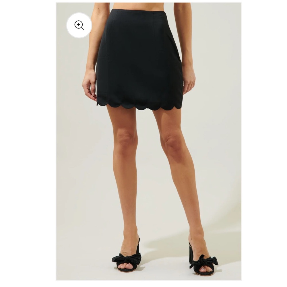 Lulu's Black scalloped Hem Mini Skirt